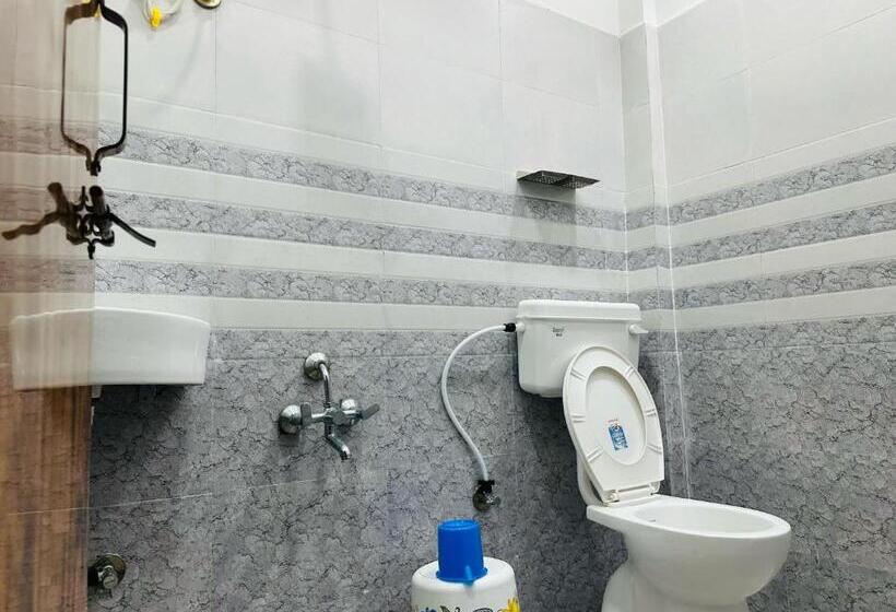 اتاق کلاسیک سه تخته, Oyo Happy Hours Inn