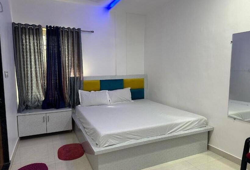 اتاق کلاسیک سه تخته, Oyo Happy Hours Inn