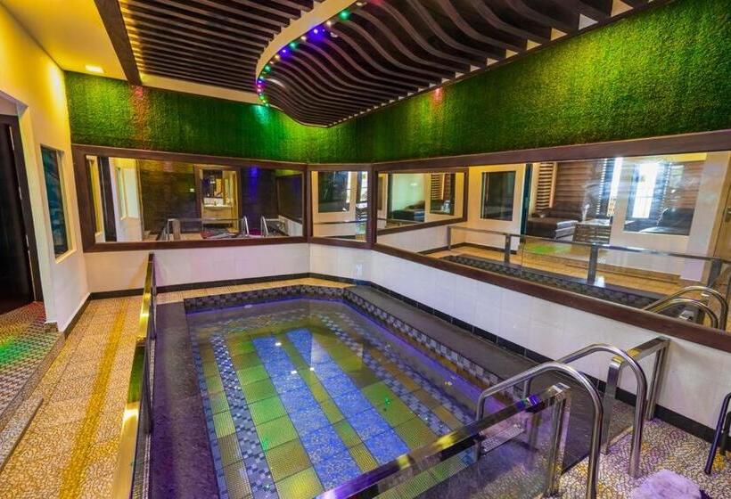 Номер Стандарт Вид на Бассейн, Parakkat Nature Hotel & Resorts Chithirapuram