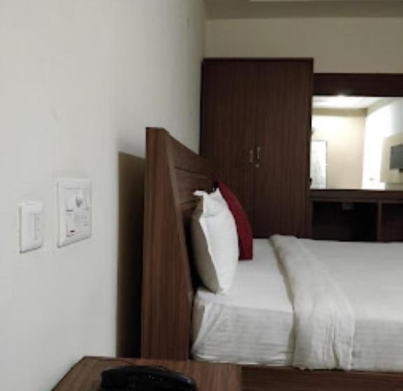 Номер Deluxe, Rest Inn Hotel , Khammam