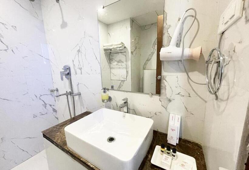 اتاق لوکس, Tbs ! Puri All Rooms Sea View Fully Air Conditioned Hotel With Lift And Parking Facility Breakfast I