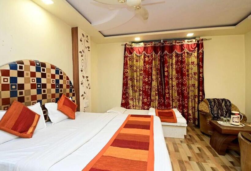 Трехместный Президентский, Star Palace Near Railway Station