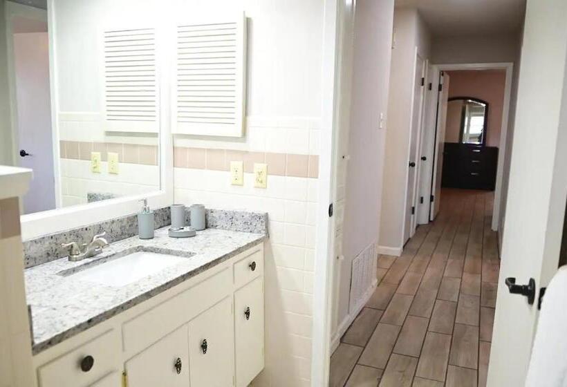 Семейный Номер, San Antonio: Fully Furnished 4br Perfect For Fams