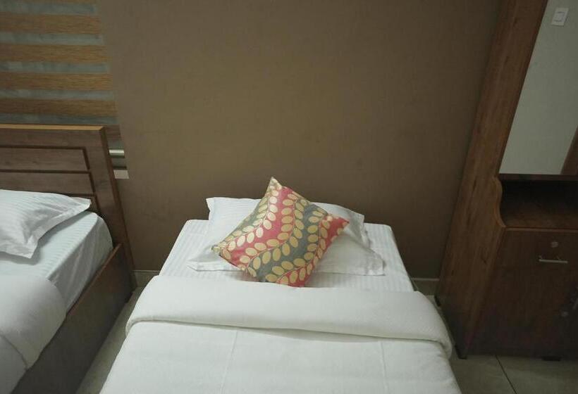 디럭스 트리플 룸, Luxe Hotel   Rooms & Villas Wayanad