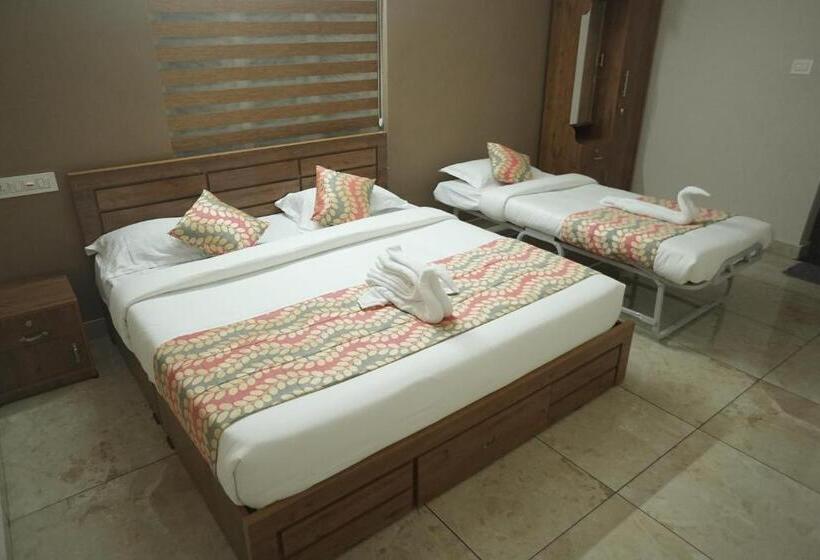 디럭스 트리플 룸, Luxe Hotel   Rooms & Villas Wayanad