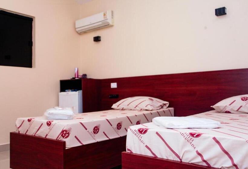 Номер Стандарт, E Motel Madrugada