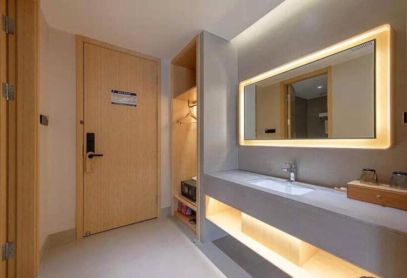 Номер Superior, Dingwang Hotel   Guangzhou High Speed Rail South Railway Station Chencun Metro Station