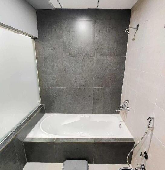 三人经典房间, Flagship Gray Rooms