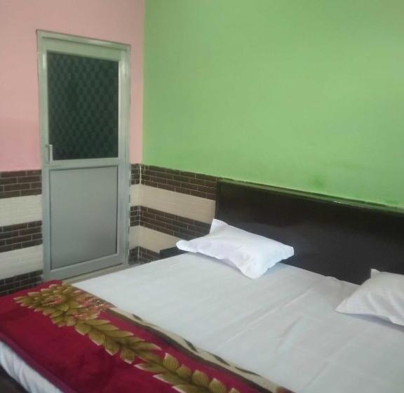 Трехместный Номер Классика, Oyo Royal Inn