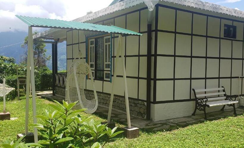 小室, The Nettle And Fern Farmstay