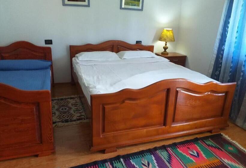 اتاق استاندارد سه نفره, Pensiunea Casa Bradet