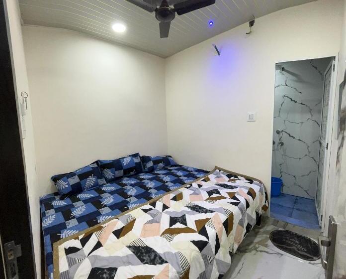 اتاق خانوادگی, Winter Hotel At Ujjain