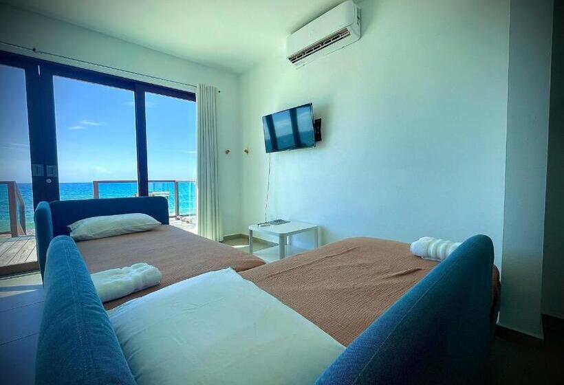 سوییت خانوادگی, 1 Corcega Beachfront Suites