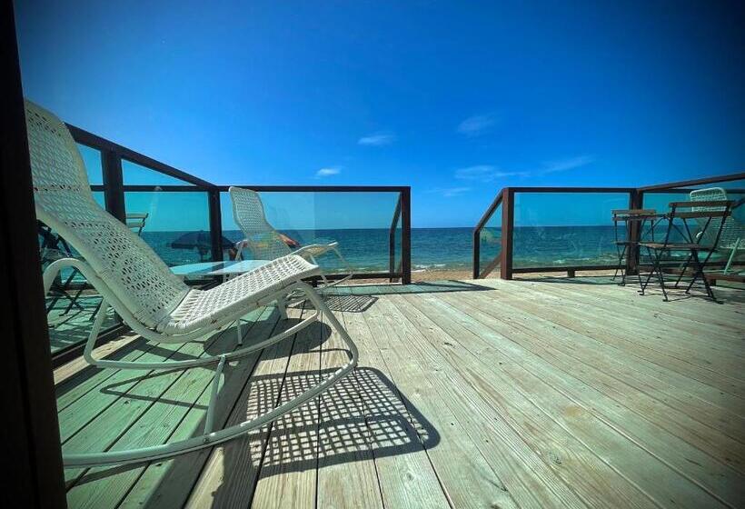 سوییت خانوادگی, 1 Corcega Beachfront Suites