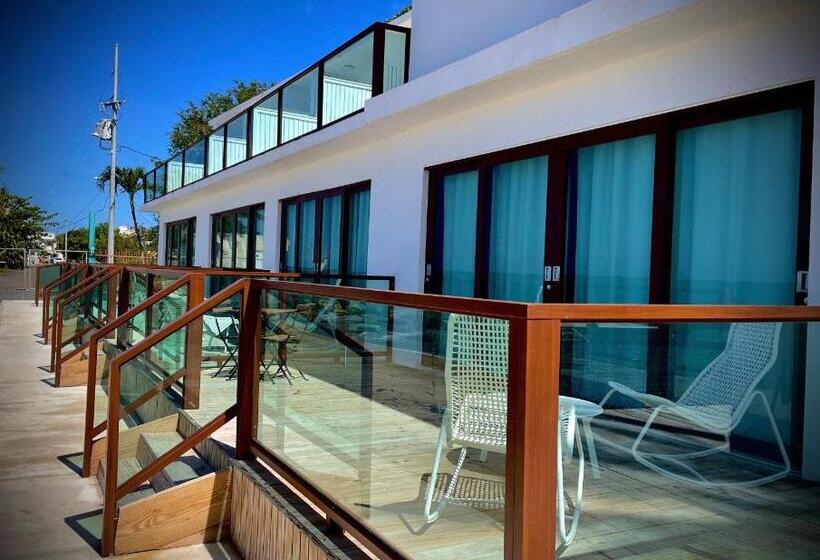 Deluxe Suite King Bed, 1 Corcega Beachfront Suites
