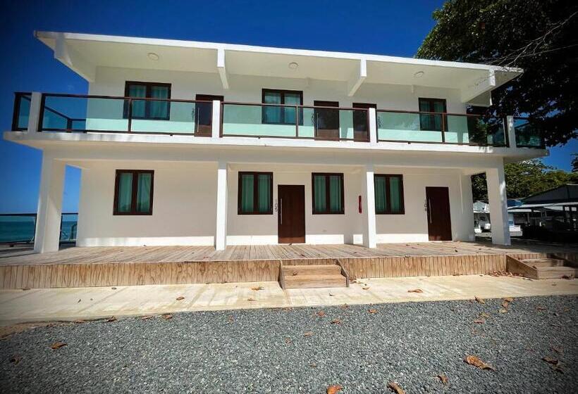 سوییت لوکس, 1 Corcega Beachfront Suites