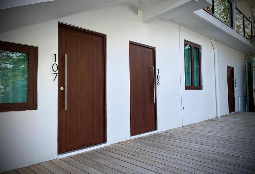 استودیوی استاندارد, 1 Corcega Beachfront Suites