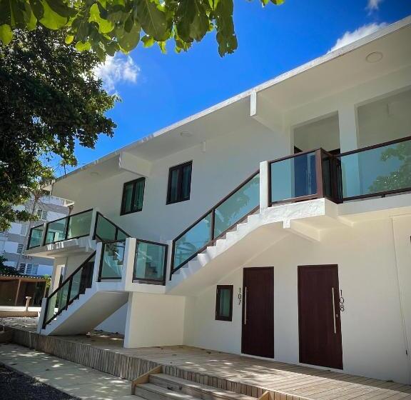 استودیوی لوکس, 1 Corcega Beachfront Suites