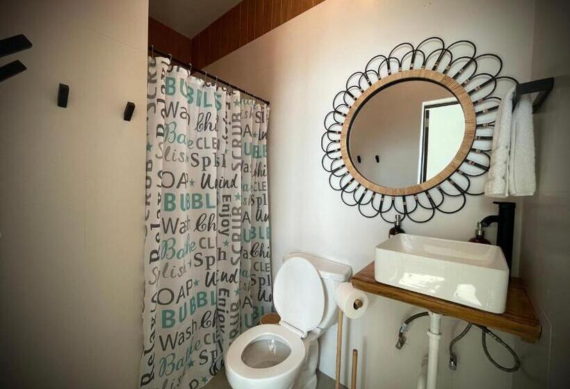 اتاق لوکس چهار تخته, 1 Corcega Beachfront Suites