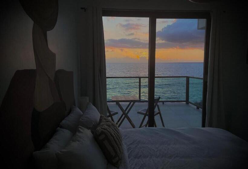 سوییت, 1 Corcega Beachfront Suites