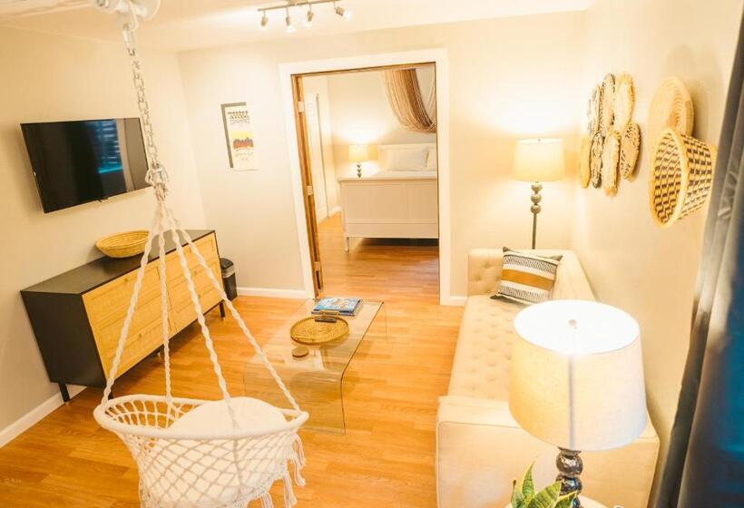 Номер Deluxe, Windsor Retreat Private Basement Suite