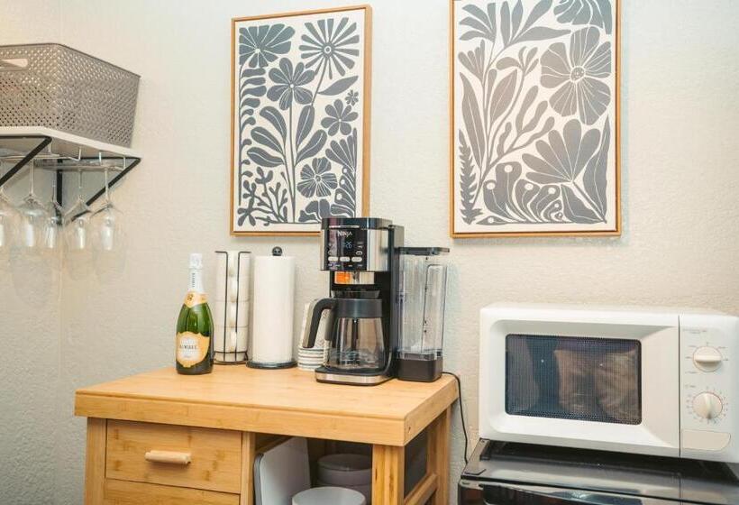 Номер Deluxe, Windsor Retreat Private Basement Suite