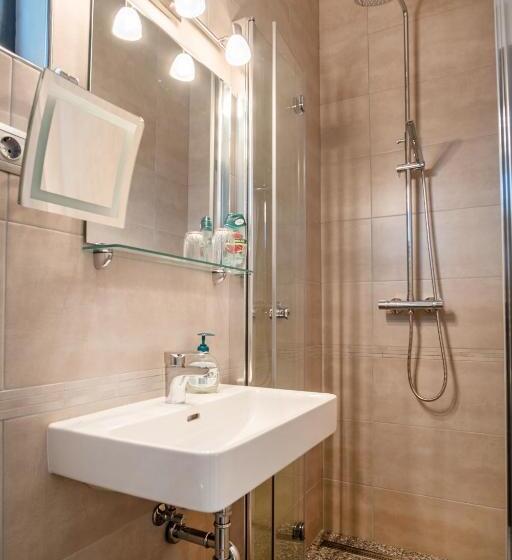 Люкс 2 Спальни, Kiss Henézi Guest House