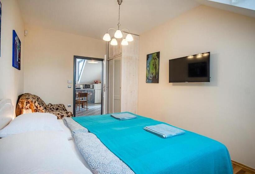 Люкс 2 Спальни, Kiss Henézi Guest House
