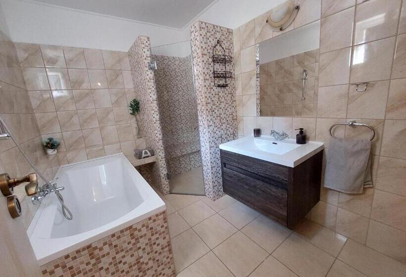 Family Suite, Fehér Szeder