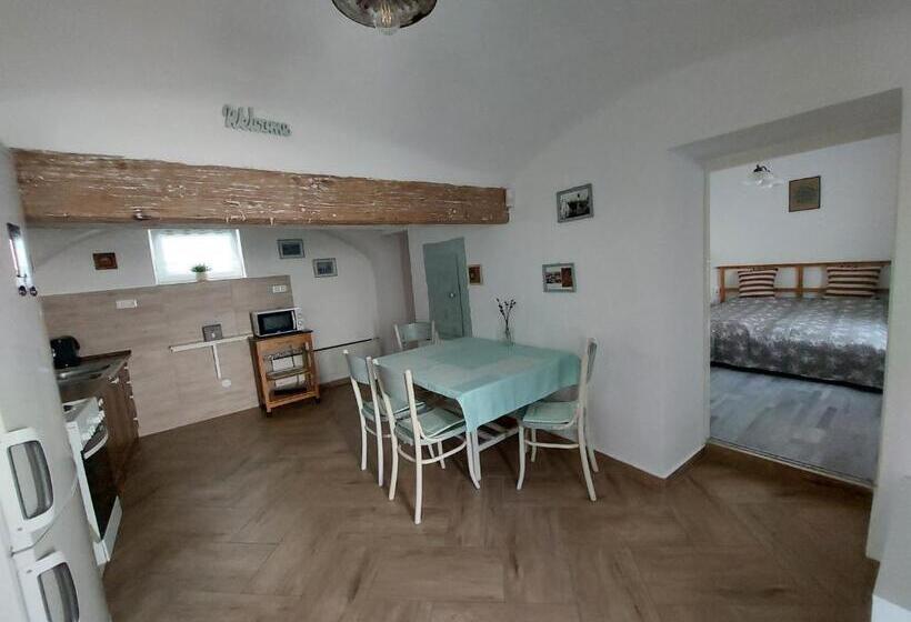 Family Suite, Fehér Szeder