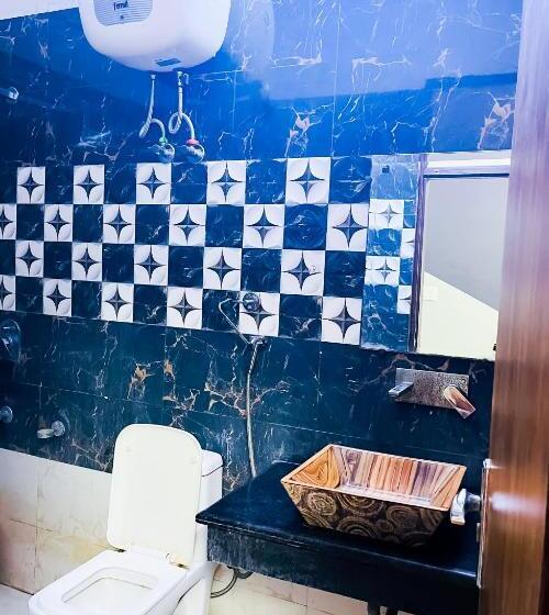 Номер Deluxe, Roomshala 121 Hotel Classic   New Delhi Railway Station
