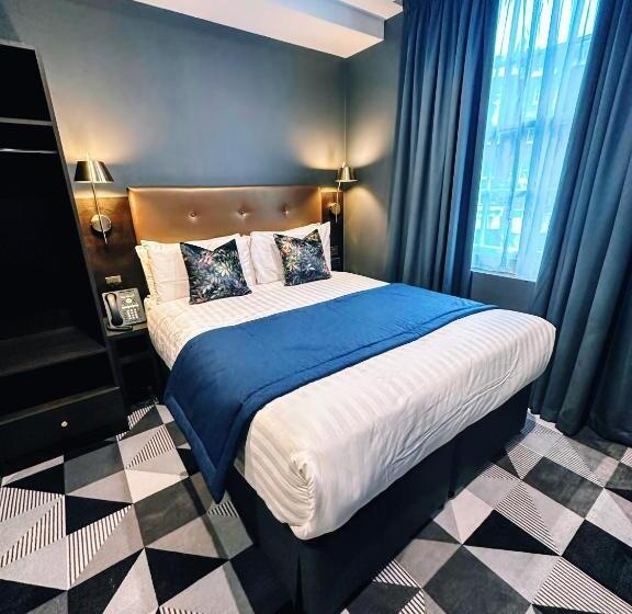 غرفة قياسية, The House On Warwick