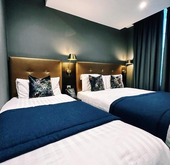 غرفة قياسية ثلاثية, The House On Warwick