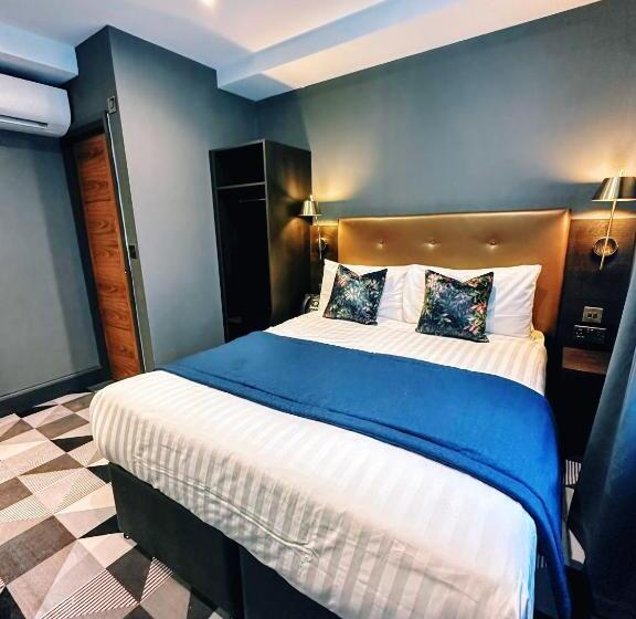غرفة قياسية, The House On Warwick