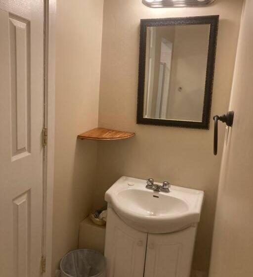套房, Queen Bed With Private Ensuite Bathroom In Lakeview   3d
