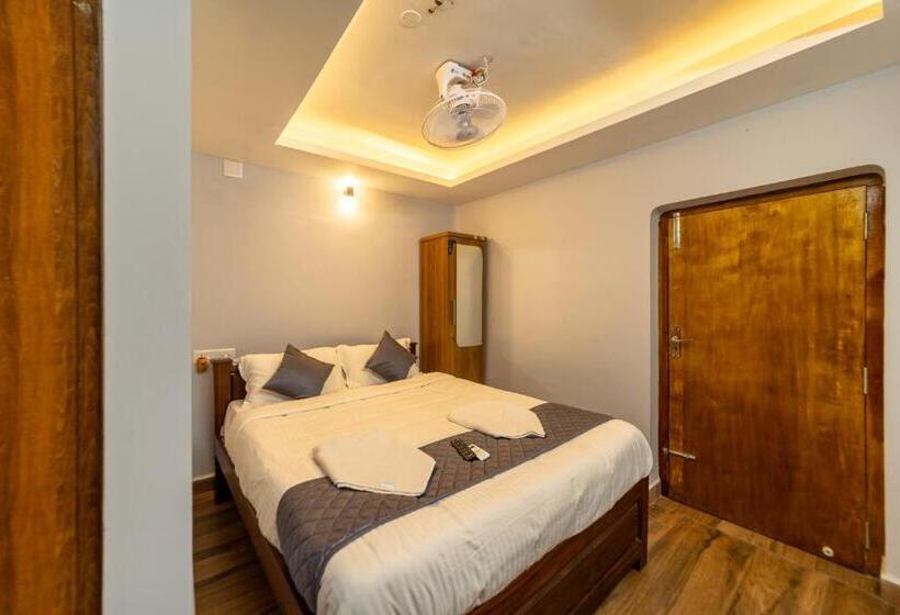اتاق لوکس با بالکن, Lax Residency, White Town, Pondicherry