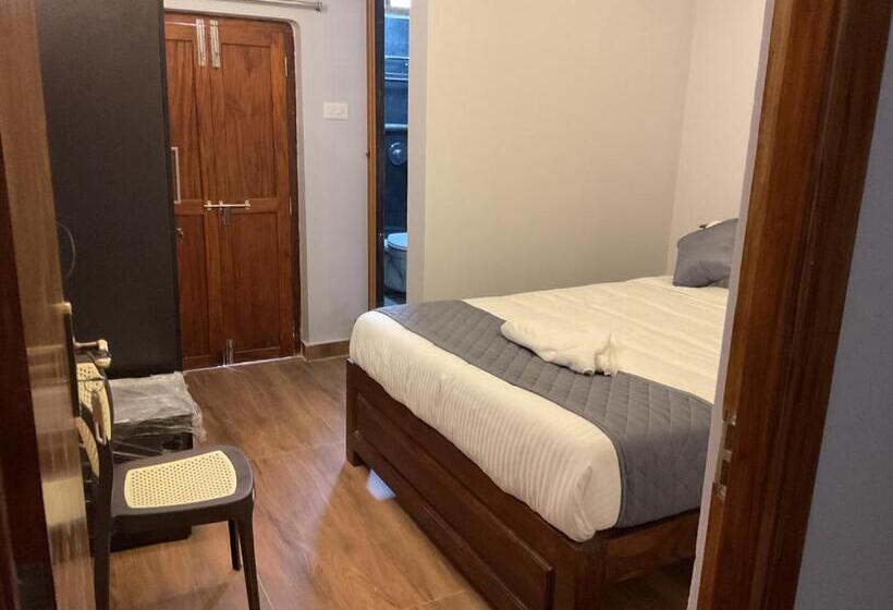 اتاق لوکس با بالکن, Lax Residency, White Town, Pondicherry