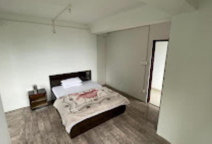 标准间, The Golden Nest Home Stay , Rongli