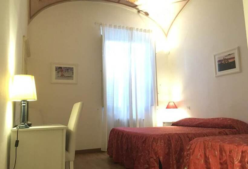 اتاق ساده سه‌ نفره, Relais La Corte Dei Cavalieri
