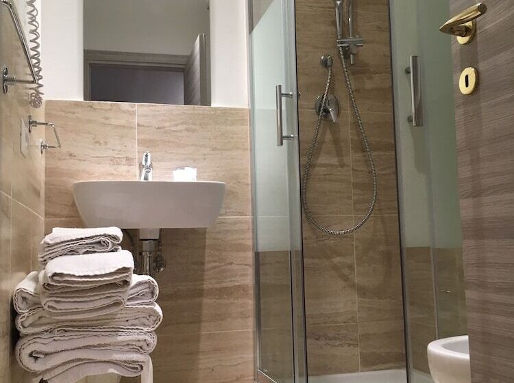 اتاق ساده سه‌ نفره, Relais La Corte Dei Cavalieri