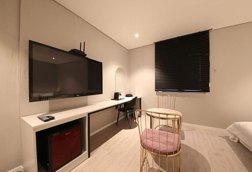 Номер Deluxe, Leesundeok
