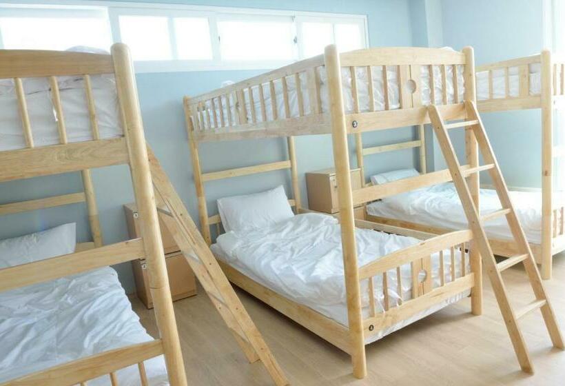 Кровать в Общей Комнате, Andong Poonggyung Hostel N Library