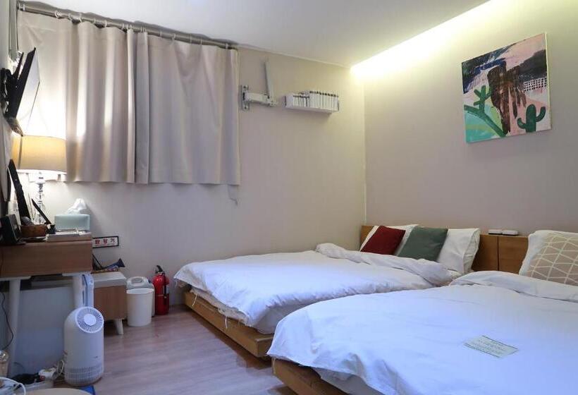Семейный Номер, Andong Poonggyung Hostel N Library