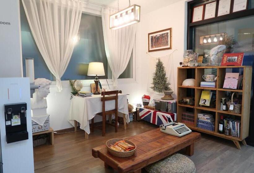 Кровать в Общей Комнате, Andong Poonggyung Hostel N Library
