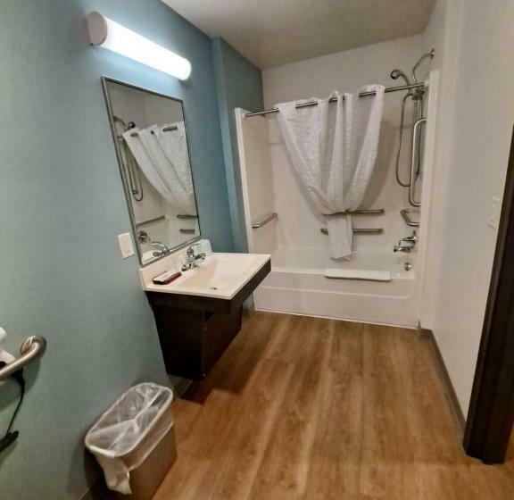 Chambre Standard Adaptée aux Personnes à Mobilité Réduite, Woodspring Suites Fargo North Near Ndsu