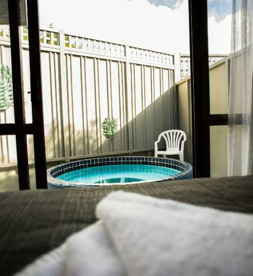 패밀리 룸, Bennetts Thermal Motor Inn