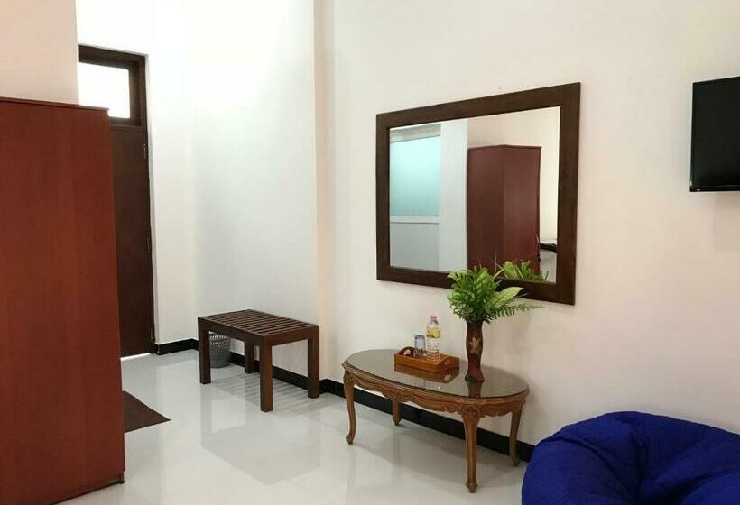 اتاق لوکس, Salubrious Resort