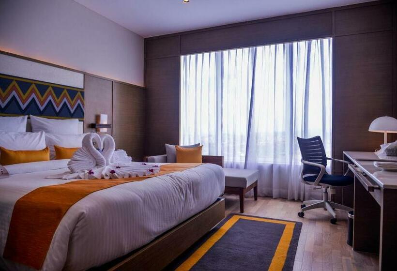 带大床的高级房间, Novotel Guwahati Gs Road