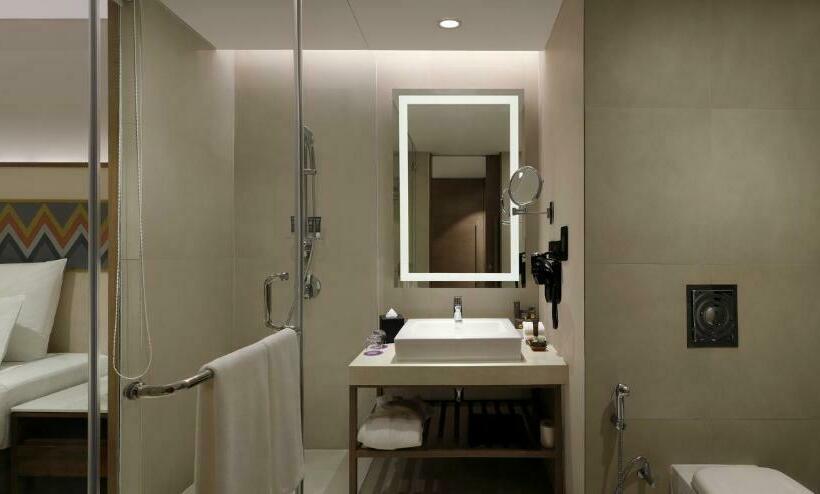 带大床的高级房间, Novotel Guwahati Gs Road