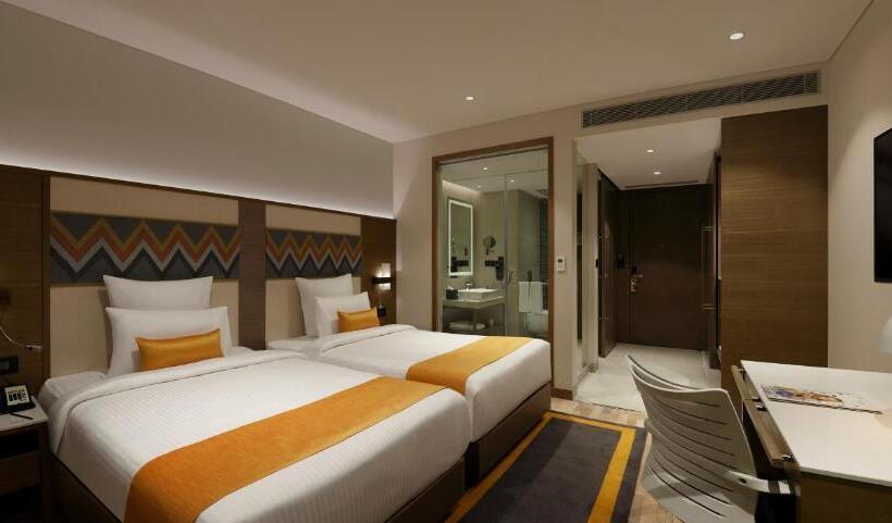 带大床的行政房间, Novotel Guwahati Gs Road